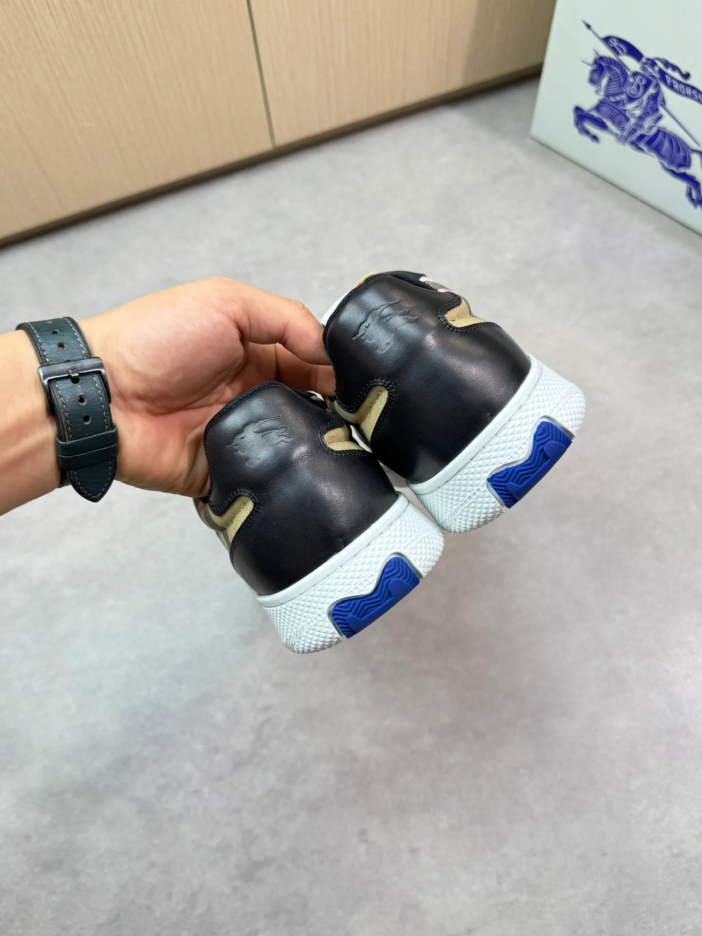 Men's shoes 💰P420💰[BURBERRY] Burberry - High-end quality original 🔍🔍🔍casual sports sneakers - Upper: imported 🔝 Napa calfskin, brand totem cloth, tongue brand cloth label - Lining: brand canvas, foot pad; water-dyed cowhide - Outsole: ultra-light TPR rubber; two-color molded outsole -Ultra-high quality control and fine workmanship: outstanding (high-end, extravagance, class) -Size: 38-44 (45 for men, can be customized)